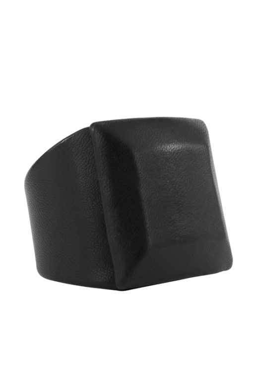 Manchette design Fabien Ifirès, style minimaliste avec cette large manchette au cabochon en cuir noir carré, 100% made in France.